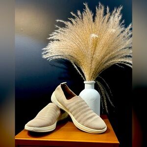 Preowned Women’s Life Stride Velocity 2.0 Slip-On Shoes•Taupe/Beige Size 7M